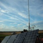 Detalle instalación solar y minieólica